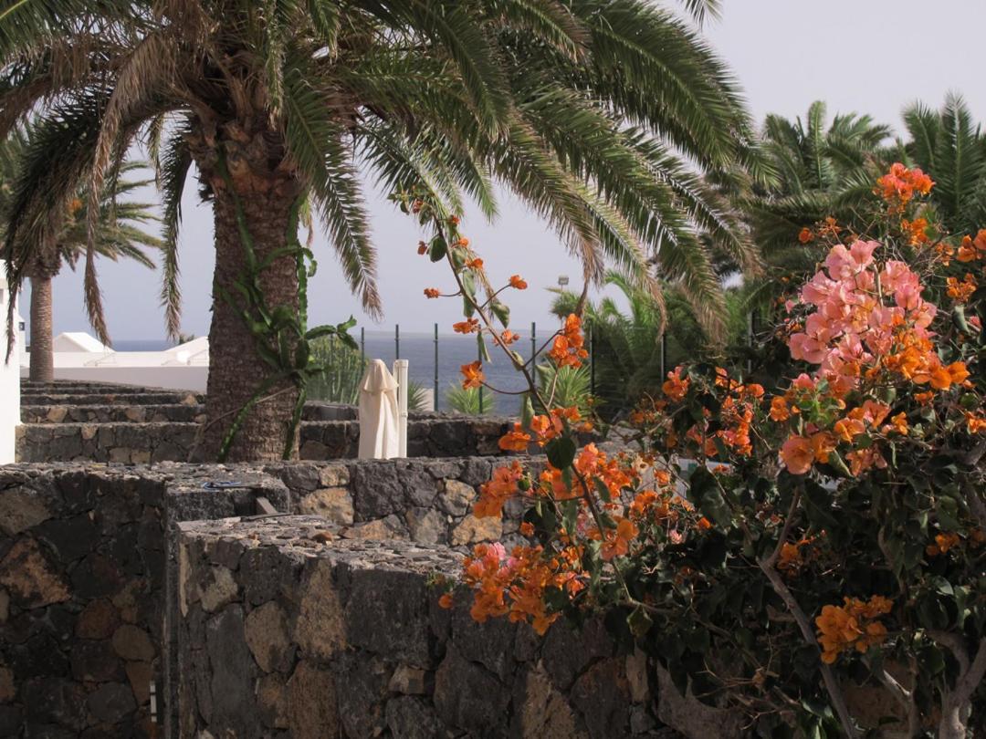 Bungalow Goa Pool View, Playa Roca Residence Sea Front Access - Free Ac - Wifi Costa Teguise Dış mekan fotoğraf